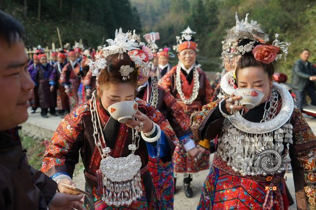 苗族青年结婚时的拦门酒场景