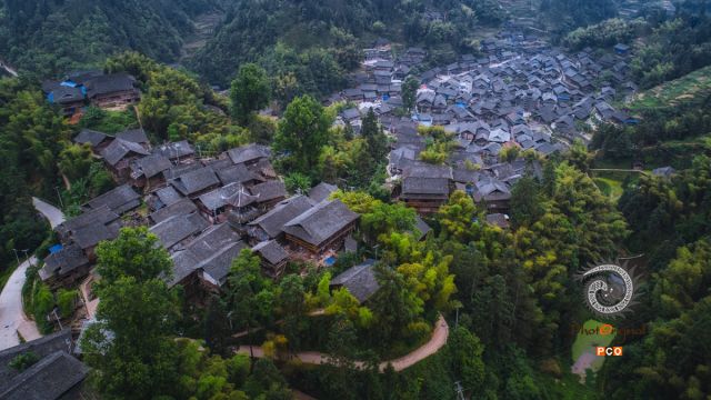 青山绿水中的苗寨