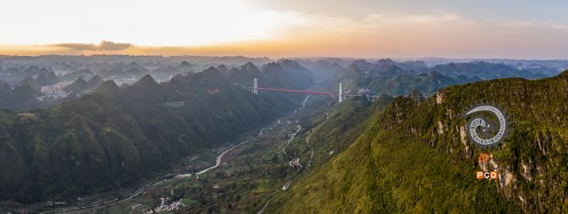 峡谷中的河流