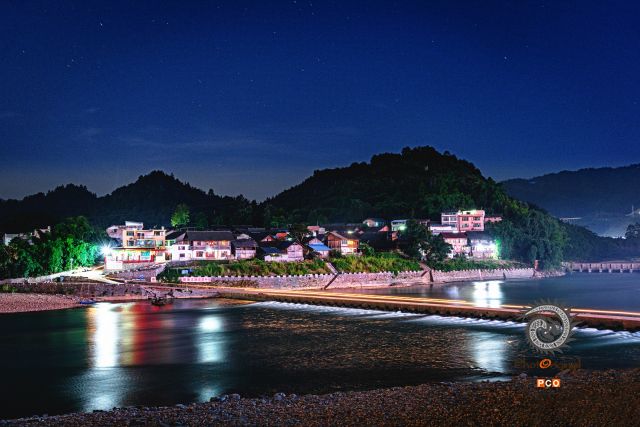 《江畔渔村》