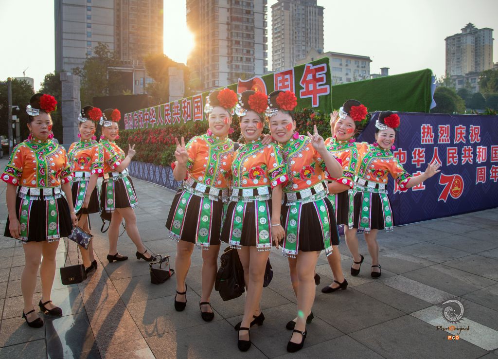 《苗族姐妹祝祖国成立七十周年》