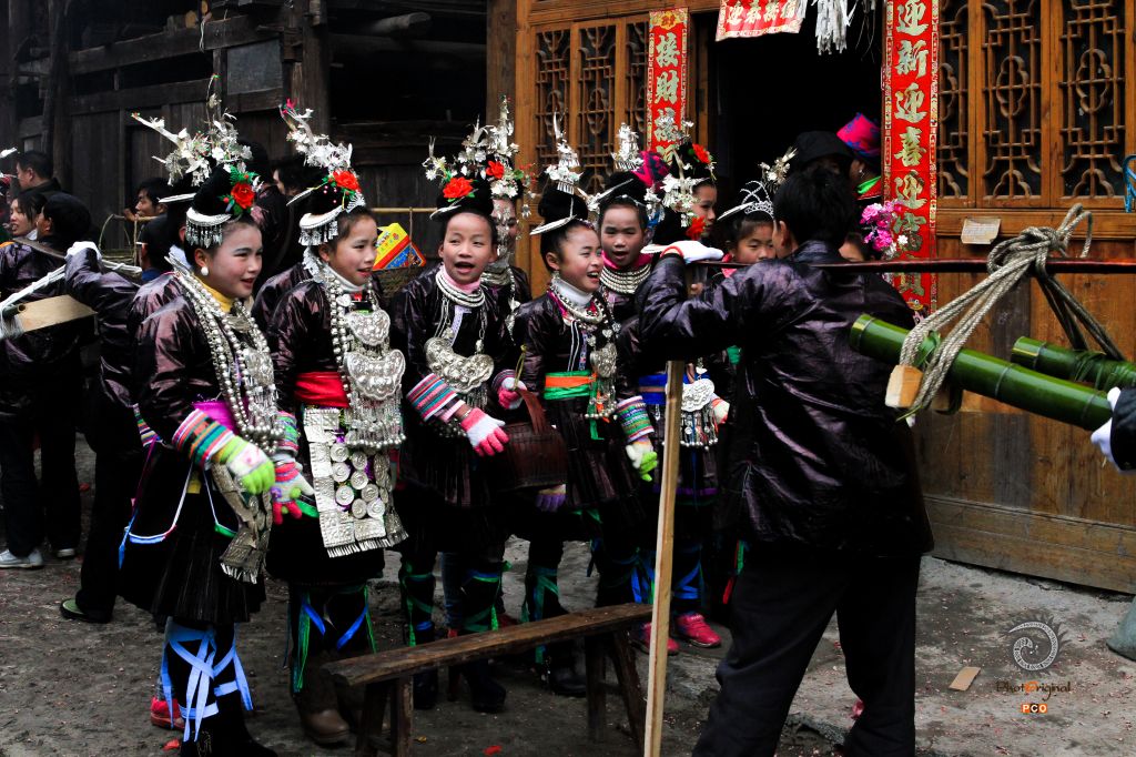《侗族抬倌人,》