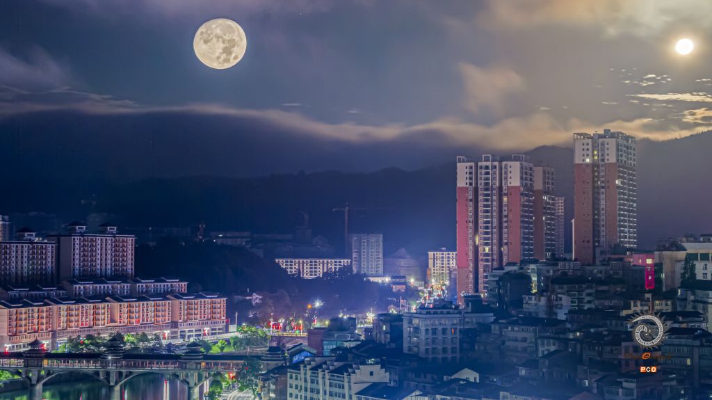 月光下的县城一角