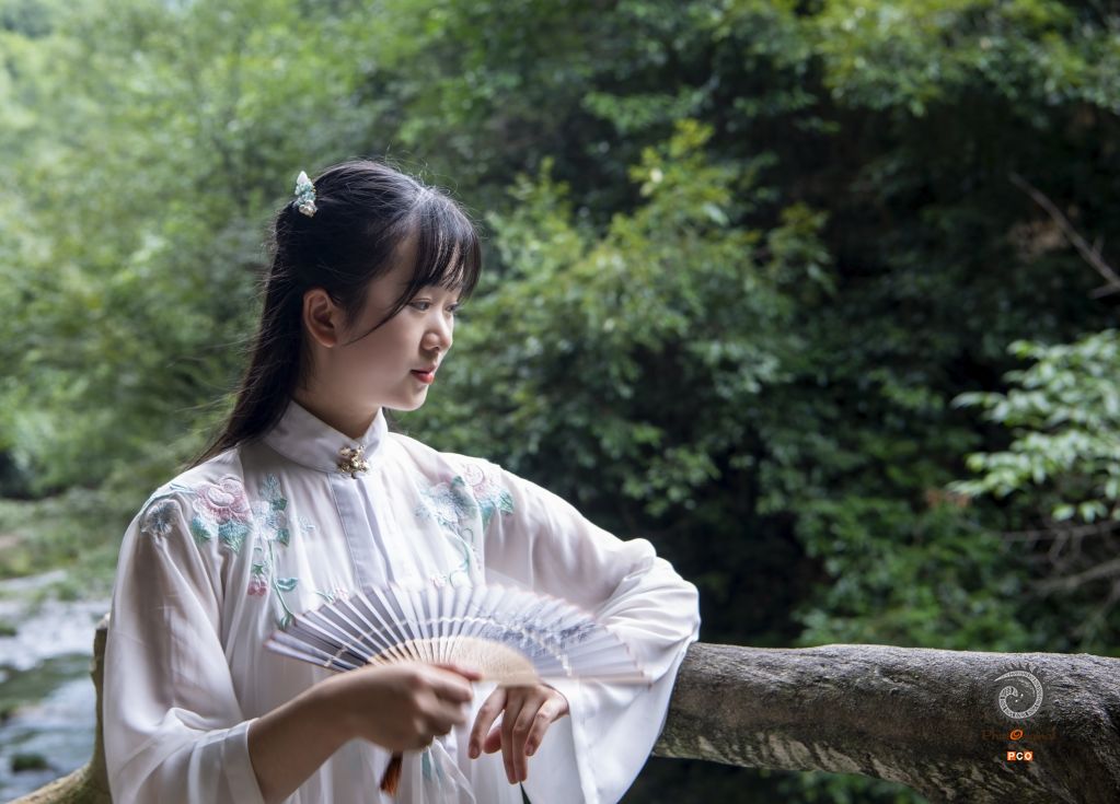 《端详》