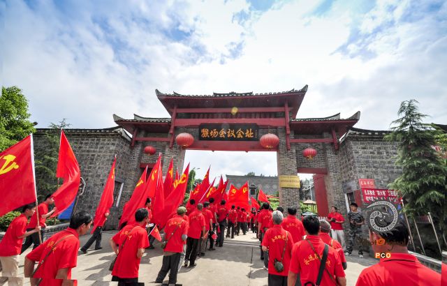 《永远跟党走》