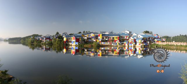 碧水蓝天映新村