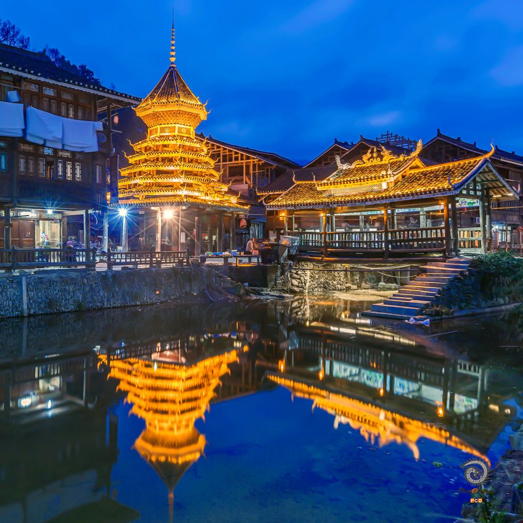 《侗寨夜色》