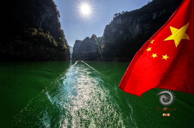 【峡谷碧水国旗飘】