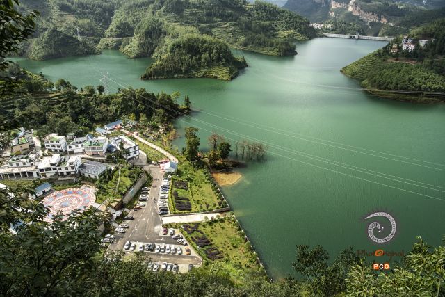 《高峡出平湖》