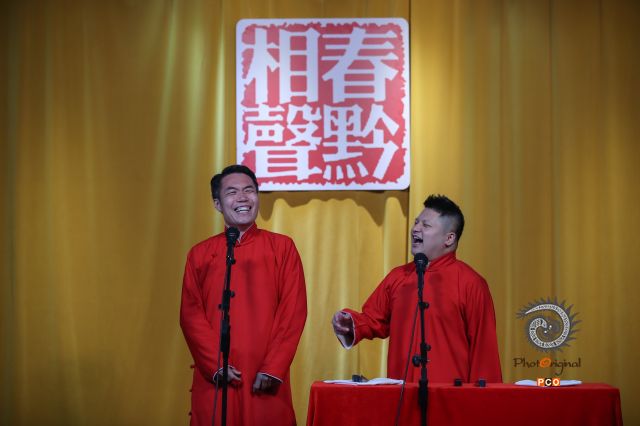 贵阳春黔社相声演员刘振峰、陈丹在进行表演