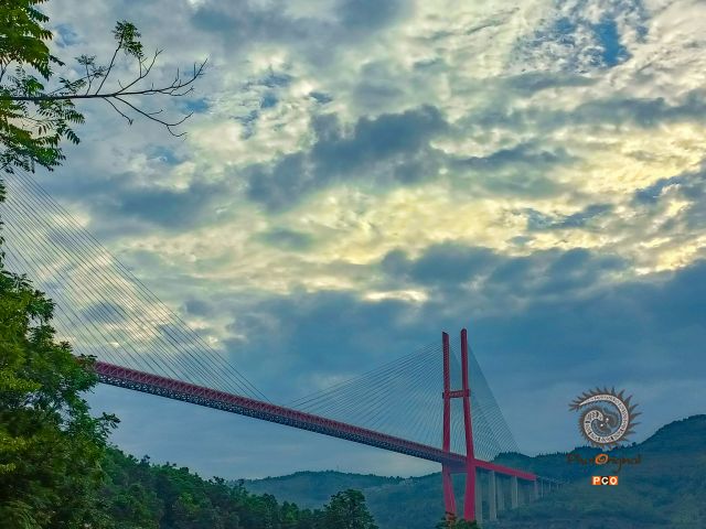 晴朗天气下的鸭池河特大桥