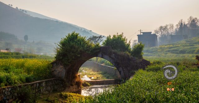 山寨门口的小石拱桥