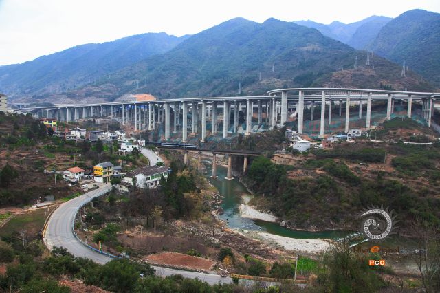 翻山越岭