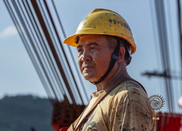 大桥建设者脸谱