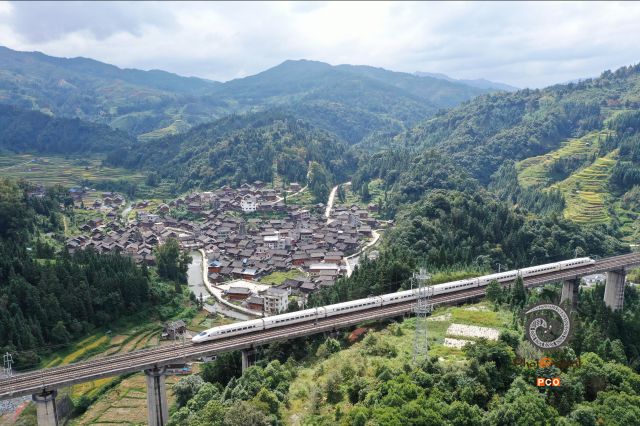 高铁过侗寨