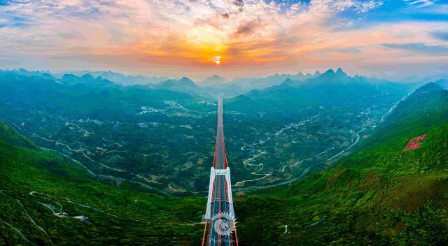 上海至昆明高速公路坝陵河大桥