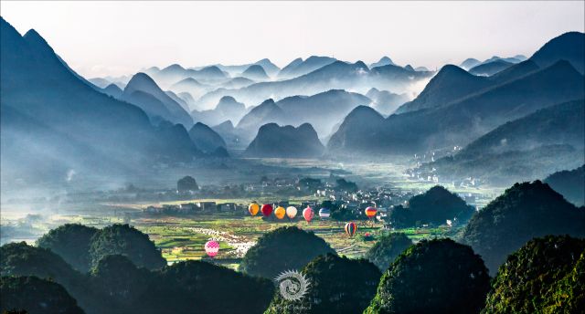热气球飞越兴义万峰林