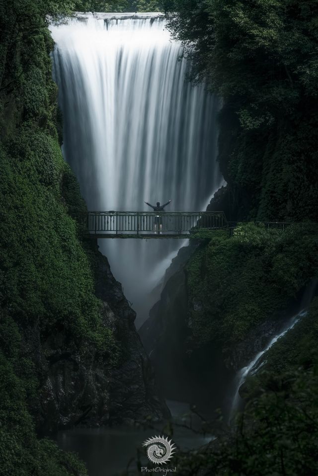 开阳县香火岩瀑布与桥