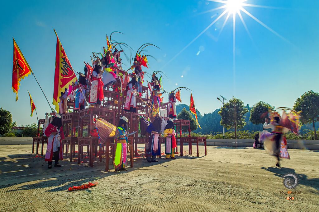 《高台地戏传承，男女老少齐上阵》