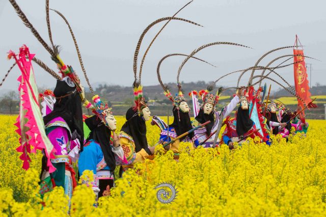 油菜花田烟地戏
