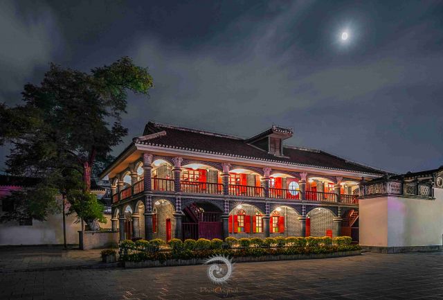 《夜幕下的红楼》
