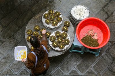 《居民制作屯堡美食盐菜肉》