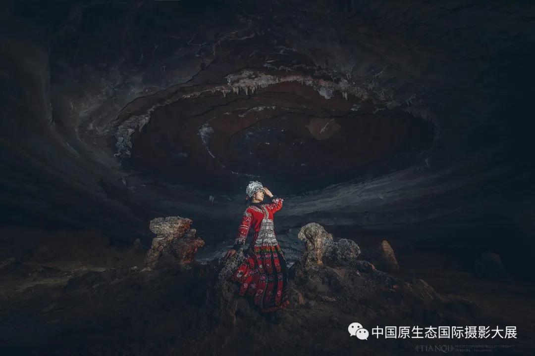 极致黑暗里的地下“世外桃源”