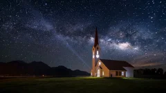《星空下云漫湖的欧式建筑》