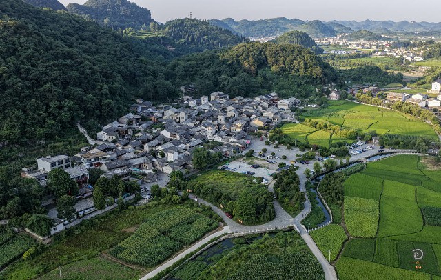 群山掩映的本寨